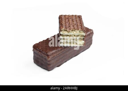 Deux gaufrettes enrobées de chocolat isolées sur fond blanc. Collation douce à proximité Banque D'Images