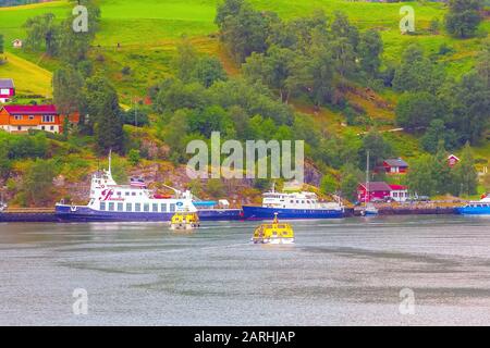 Flam, Norvège - 31 juillet 2018 : Norwegian fjord de Sogn au village, les navires et les bateaux de croisière Banque D'Images