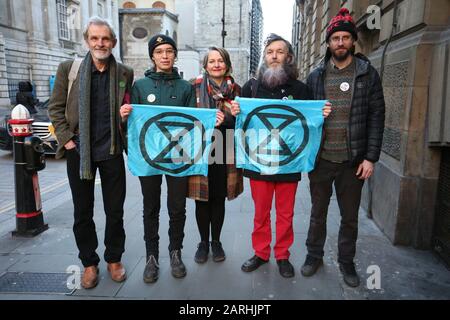 Retransmis EN AJOUTANT LE VRAI NOM DU SUJET QUI UTILISE DEUX NOMS - LÉGENDE CORRECTE CI-DESSOUS (de gauche à droite) David Lambert, 60 ans, historien de Gloucestershire, Phoebe Valentine, 23 ans, étudiant en mathématiques de Brighton, Claudia Fisher, 57 ans, femme d'affaires de Brighton, Senan Clifford, 59 ans, Un ancien professeur de Gloucestershire et John Burrage, 42 ans, Qui utilise également le nom de Ben Bont, un chirurgien d'arbre de l'ouest du Pays de Galles, arrive au tribunal des magistrats de la ville de Londres, après avoir été arrêtés le 10 octobre 2019, lors d'une manifestation pacifique - dans laquelle ils se sont collés au concours entre le D Banque D'Images