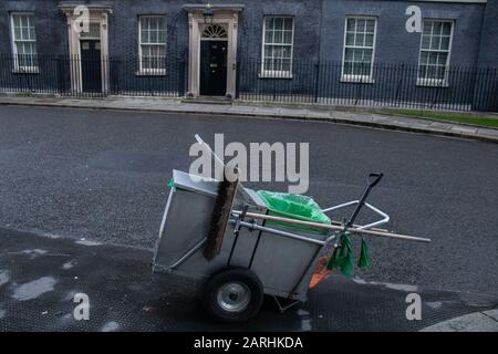 Londres Royaume-Uni. 28 Janvier 2020. A entretien de rue barrow appartenant au westminster council à l'extérieur de Downing Street. Crédit: Amer ghazzal/Alay Live News Banque D'Images