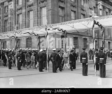 Abdication Reine Wilhelmina/Inauguration De La Reine Juliana Inauguration Reine Juliana. Pergola (ordre 1-7). Invités officiels sous la pergola sur leur chemin du palais royal à la Nouvelle église. Voici les membres des délégations de l'Indonésie, du Suriname et des Antilles néerlandaises. Rencontres: 6 Septembre 1948 (Lundi Matin). Date : 6 septembre 1948 mots clés : délégations, inaugurations, maison royale Banque D'Images