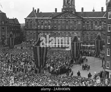 Abdication Reine Wilhelmina/Inauguration de la Reine Juliana abdication Reine Wilhelmina. Vue sur le barrage pendant la scène du balcon. Date: 4 septembre 1948 lieu: Amsterdam, Noord-Holland mots clés: Abdications, maison royale, public Banque D'Images