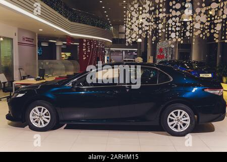 UFA, Russie, 15 janvier 2020: Toyota Camry, vue latérale. Photographie d'une voiture moderne sur un parking Banque D'Images