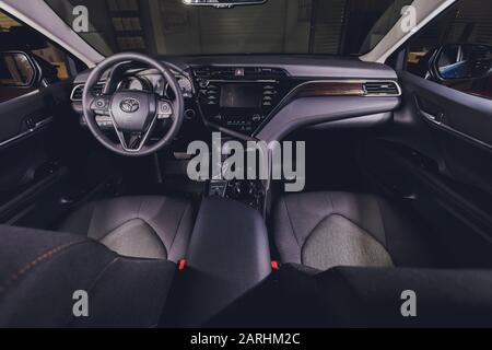 UFA, Russie, 15 janvier 2020: Toyota Camry, vue latérale. Photographie d'une voiture moderne sur un parking Banque D'Images