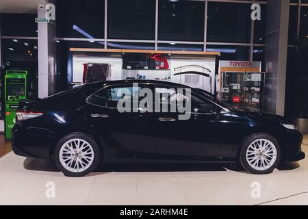 UFA, Russie, 15 janvier 2020: Toyota Camry, vue latérale. Photographie d'une voiture moderne sur un parking Banque D'Images