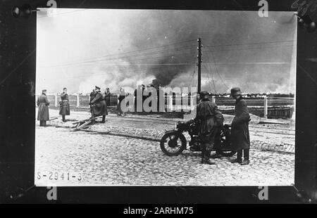 Soldats allemands debout sur une route. Dans la distance des bouffées Annotation: Repronegative Date: 1945 mots clés: Armée, seconde Guerre mondiale Banque D'Images