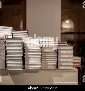 Piles de livres sur table, librairie urbaine moderne, bibliothèque. Éducation, école, concept d'étude Banque D'Images