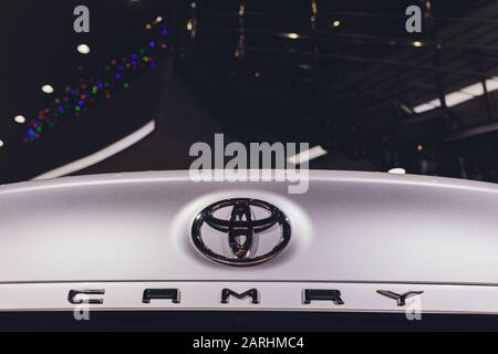 UFA, Russie, 15 janvier 2020: Toyota Camry, vue latérale. Photographie d'une voiture moderne sur un parking Banque D'Images