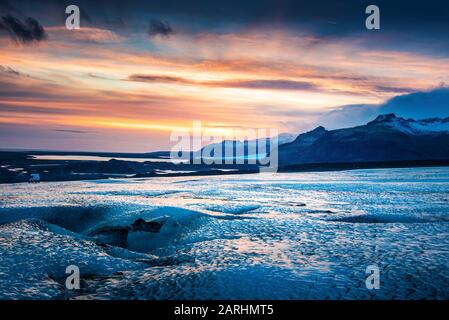 Magnifique coucher de soleil sur le paysage de glacier islandais dans le sud de l'Islande Banque D'Images