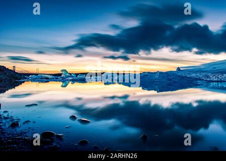 Magnifique coucher de soleil sur le paysage de glacier islandais dans le sud de l'Islande Banque D'Images