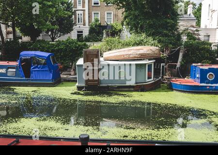 Londres/UK - 17/07/2019: Bateaux étroits amarrés le long du canal Regents à Little Venice. Un bateau à narrowboat est un bateau d'un design particulier, conçu pour s'adapter à la na Banque D'Images