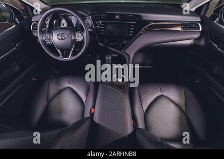 UFA, Russie, 15 janvier 2020: Toyota Camry, vue latérale. Photographie d'une voiture moderne sur un parking Banque D'Images