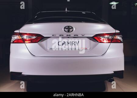 UFA, Russie, 15 janvier 2020: Toyota Camry, vue latérale. Photographie d'une voiture moderne sur un parking Banque D'Images