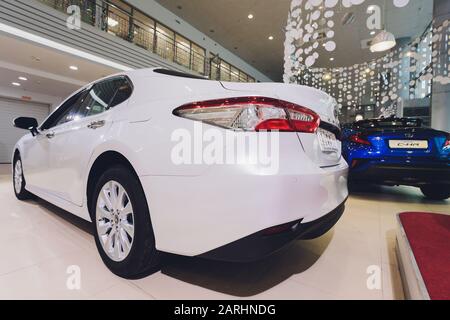 UFA, Russie, 15 janvier 2020: Toyota Camry, vue latérale. Photographie d'une voiture moderne sur un parking Banque D'Images