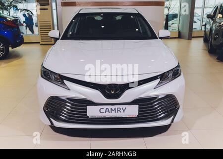 UFA, Russie, 15 janvier 2020: Toyota Camry, vue latérale. Photographie d'une voiture moderne sur un parking Banque D'Images