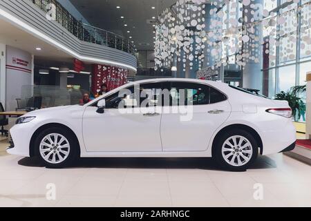 UFA, Russie, 15 janvier 2020: Toyota Camry, vue latérale. Photographie d'une voiture moderne sur un parking Banque D'Images