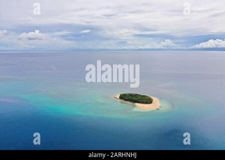 Île tropicale avec plage de sable dans la mer bleue avec récif de corail, vue de dessus. Île Rosa, Philippines. Concept de voyage : plage de sable tropical et vue sur l'eau turquoise depuis le sommet. Banque D'Images