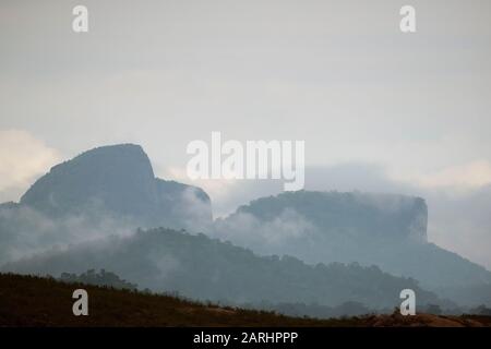 Lanscape avec lever de soleil tôt le matin, nuages, Senanayake Samudraya, Sri Lanka Banque D'Images