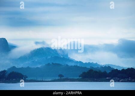 Lanscape avec lever de soleil tôt le matin, nuages, Senanayake Samudraya, Sri Lanka Banque D'Images