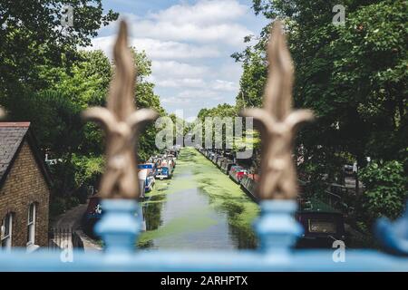 Londres/UK - 17/07/2019: Bateaux étroits amarrés le long du canal Regents à Little Venice. Un bateau à narrowboat est un bateau d'un design particulier, conçu pour s'adapter à la na Banque D'Images