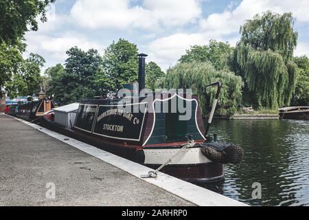 Londres/Royaume-Uni - 17/07/2019: Bateau à Narrowboat amarré le long du canal Regents à Little Venice. Un bateau à narrowboat est un bateau d'un design particulier, conçu pour s'adapter au nar Banque D'Images