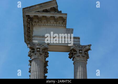 Les colonnes d'un temple grec en Grèce, vue du dessous. L'architecture, l'histoire, les voyages, les paysages Banque D'Images