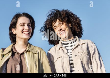 couple multiracial de jeunes femmes riant drôle et heureux, concept d'amitié féminine et de diversité raciale Banque D'Images