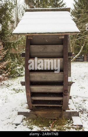 Roue à ailettes en bois exposée avec auvent en hiver à Roznov pod Radhostem en république tchèque Banque D'Images