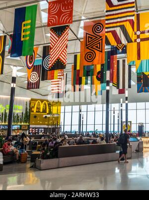 Installation de First Nation Flags par Archie Moore, 2018, terminal des départs internationaux de l'aéroport de Sydney 1, Sydney, Australie Banque D'Images