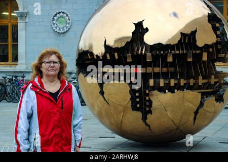 Dublin Irlande, 18 février 2018 : photo éditoriale des femmes à côté de la « sphère à l'intérieur » à Dublin Irlande, Trinity Banque D'Images