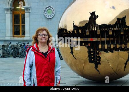 Dublin Irlande, 18 février 2018 : photo éditoriale des femmes à côté de la « sphère à l'intérieur » à Dublin Irlande, Trinity Banque D'Images