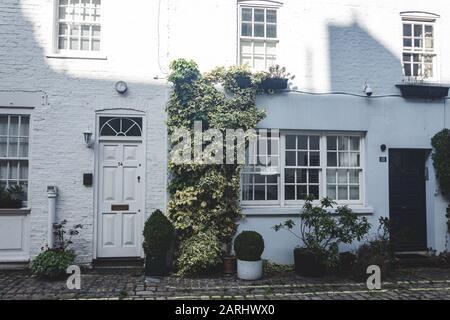 Londres/UK - 22/07/19: La façade d'une maison à Upbrook Mews à Bayswater, un quartier riche de la Cité de Westminster. C'est aussi l'un des Londres Banque D'Images