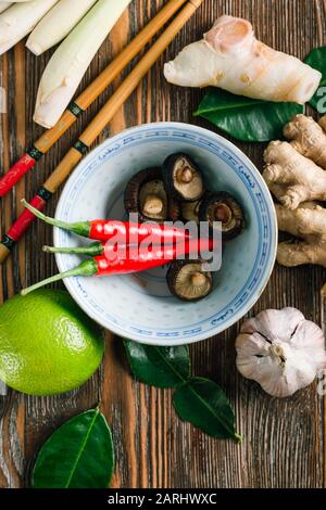 Ingrédients pour faire une délicieuse soupe thaï tom yam, vue de dessus Banque D'Images