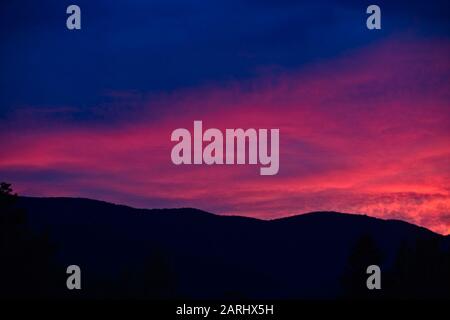 Magnifique coucher de soleil sur les montagnes verdoyantes du Vermont Banque D'Images