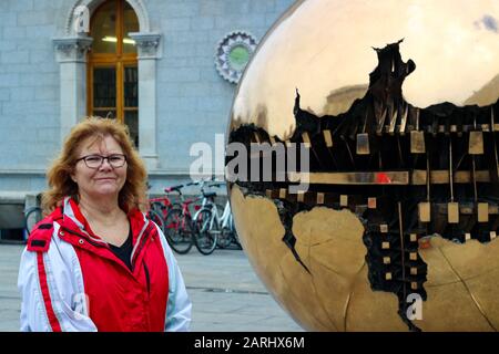 Dublin Irlande, 18 février: Photo éditoriale des femmes à côté de la 'sphère dans la sphère' à Dublin Irlande, Trinity Banque D'Images