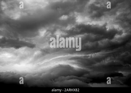 Photo en noir et blanc des nuages de tempête en colère Banque D'Images