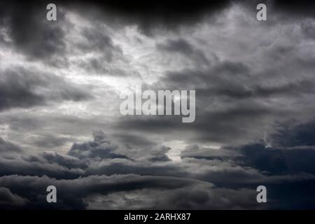 Nuages de tempête menaçants en colère Banque D'Images