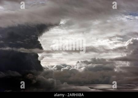 Nuages de tempête menaçants en colère Banque D'Images