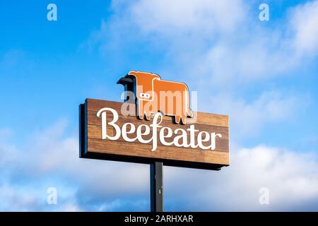 Signe et logo Beefeater sur un poteau contre un ciel bleu avec des nuages Banque D'Images