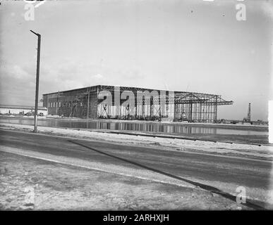 Plus grand hangar de bois en Europe à IJpolder en construction Date: 2 mars 1950 lieu: Noord-Holland, Canal de la Mer du Nord mots clés: Architecture, commerce du bois, entrepôts, piliers, acier Banque D'Images