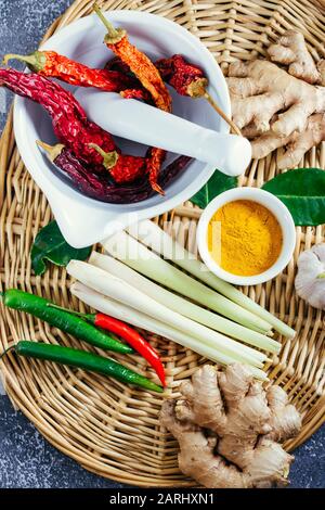 Ingrédients pour faire une délicieuse soupe thaï tom yam, vue de dessus Banque D'Images