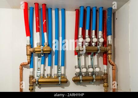 Système national de chauffage central montrant des tubes rouges pour l'eau chaude et des tuyaux bleus pour l'eau froide dans la maison Banque D'Images