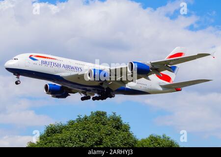 British Airways Airbus A 380-800 G-XLEH atterrissant sur la piste 27 L à l'aéroport Heathrow de Londres. Banque D'Images