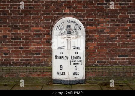 Un marqueur de miles sur le Royal Geographical Society Building, Kensington Gore, 1, Londres, donnant des distances à partir de Hyde Park Corner et Hounslow Banque D'Images