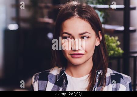 femme hispanique souffrant d'un concept d'oeil irrité de soins de santé optiques, de soins des yeux, d'allergies ou de démangeaisons ou de l'oeil sec jeune adulte modèle de femme asiatique Banque D'Images