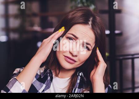 femme hispanique souffrant d'un concept d'oeil irrité de soins de santé optiques, de soins des yeux, d'allergies ou de démangeaisons ou de l'oeil sec jeune adulte modèle de femme asiatique Banque D'Images