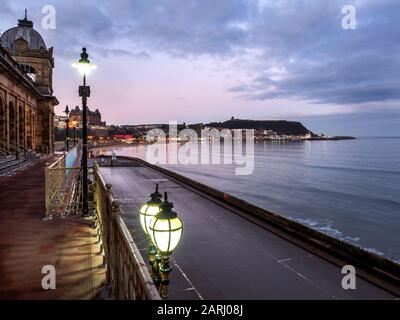 Vue depuis Scarborough Spa au crépuscule de l'autre côté de South Bay vers Castle Hill Scarborough North Yorkshire England Banque D'Images