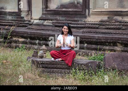 Belle, jolie, jeune fille thaïlandaise explore les ruines anciennes d'Angkor Wat (ville/capitale des temples) complexe de temple hindou à Siem Reap, au Cambodge Banque D'Images