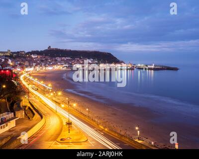 Vue sur South Bay en direction de Castle Hill au crépuscule Scarborough North Yorkshire England Banque D'Images