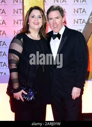 Ruth Jones (à gauche) et Rob Brydon lors des National Television Awards à la London's O2 Arena. Banque D'Images